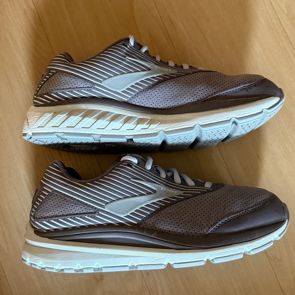 BROOKS WOMENS ADDICTION WALKER SUEDE ATHLETIC RUN SHOE SHARK ALLOY OYSTER SZ 9.5